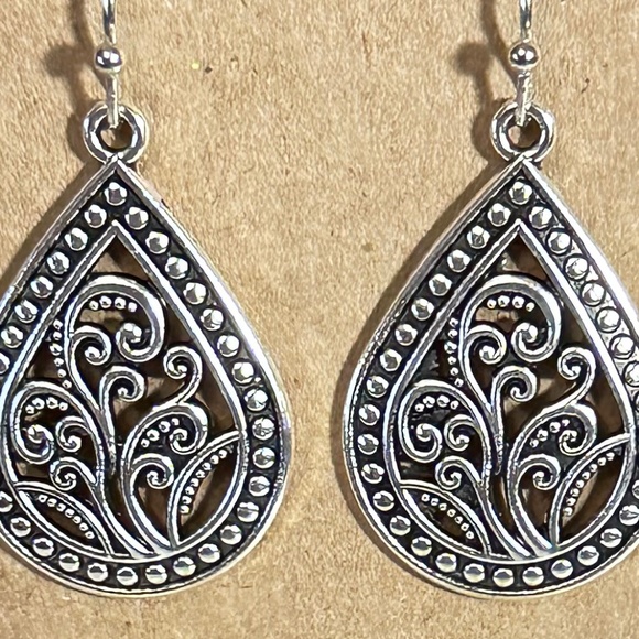 2/$20 Silver tone water droplet filigree floral hook earrings NWOT - Picture 11 of 11